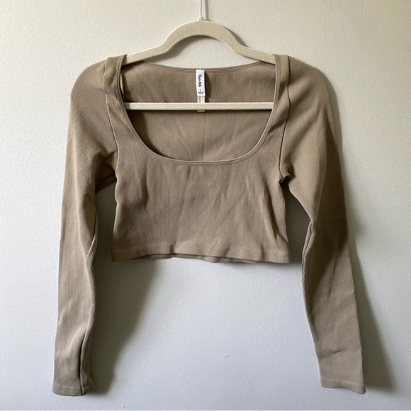 ARITZIA SUNDEH Sunday Best SinchSeamless rib ribcage tan long sleeve L - Picture 2 of 11